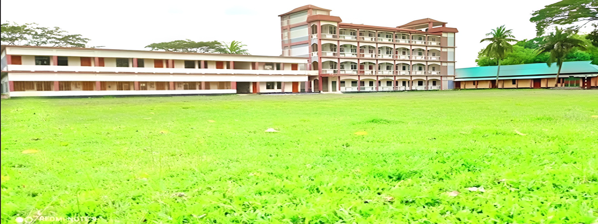 বিদ্যালয়ের প্রাঙ্গণ